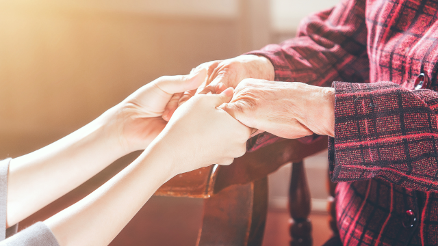 El desgaste emocional del cuidador: señales que no debes ignorar
